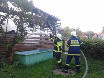 Hořel přístavek, pak i část garáže