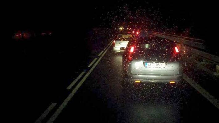 Na silnicích i chodnících hrozí ledovka