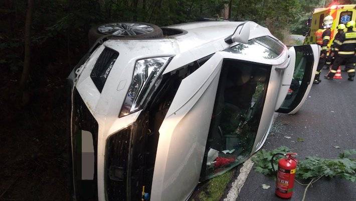 Auto při ranní nehodě skončilo na boku