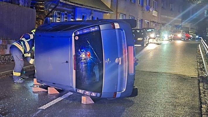 Auto na boku zablokovalo silnici