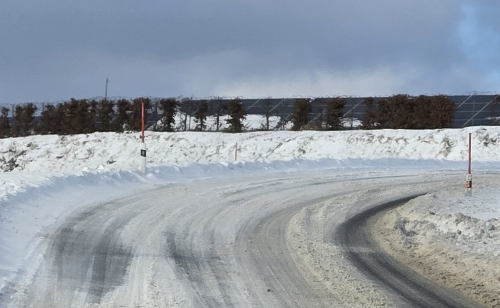 Do večera sněhové jazyky, v noci přituhne. Teploty spadnou až k -12 °C