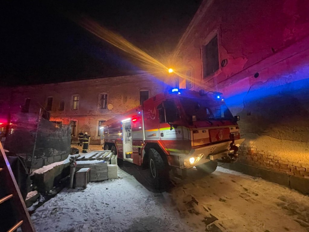 V Okružní ulici v Josefově hořel přístavek, hasiči uchránili střechu domu