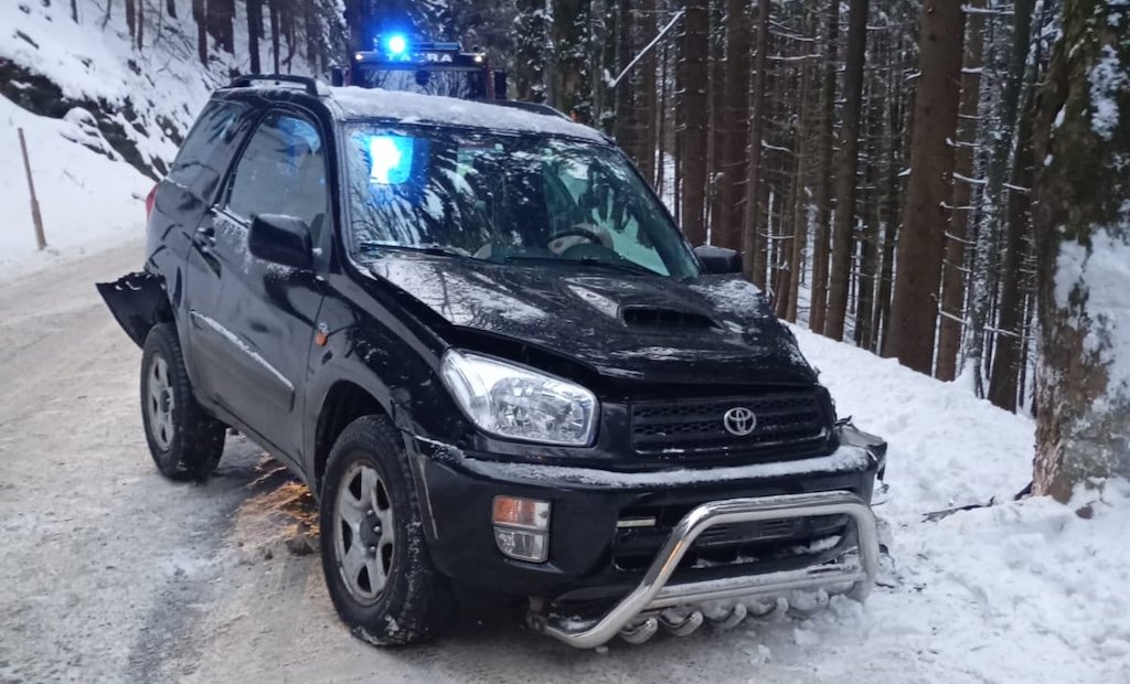 Cesta na Šerlich skončila předčasně: V serpentinách se srazila dvě auta, odnesly to jen plechy