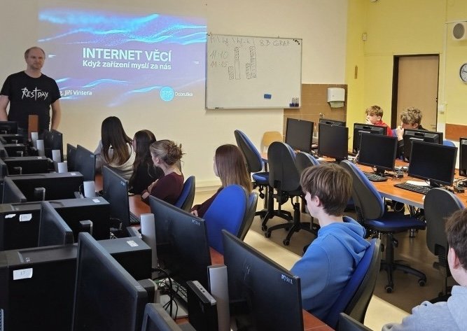 Opočenští deváťáci nahlédli do budoucnosti: Zážitková informatika jim představila Internet věcí i rizika s ním spojená