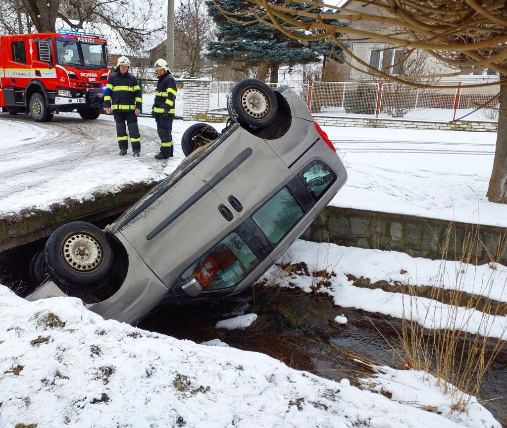 Počasí komplikuje dopravu: Hasiči na Pardubicku evidují nárůst nehod, bouralo se i na D35 a D11