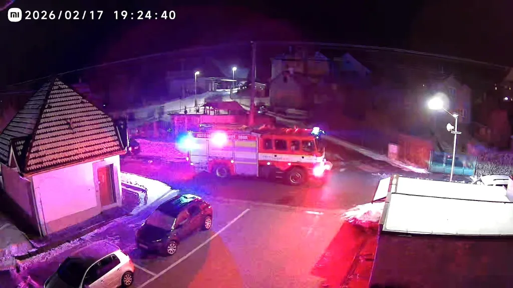 Provoz na trati u Dvora Králové zastavil střet vlaku s osobou. Na místě zasahují hasiči i záchranáři