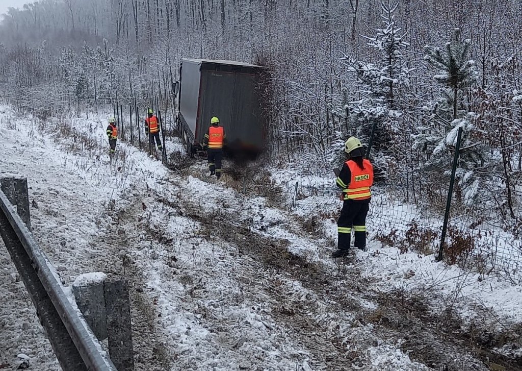 Kamion skončil mimo dálnici, jeho večerní vyprošťování zcela zastavilo provoz na D11