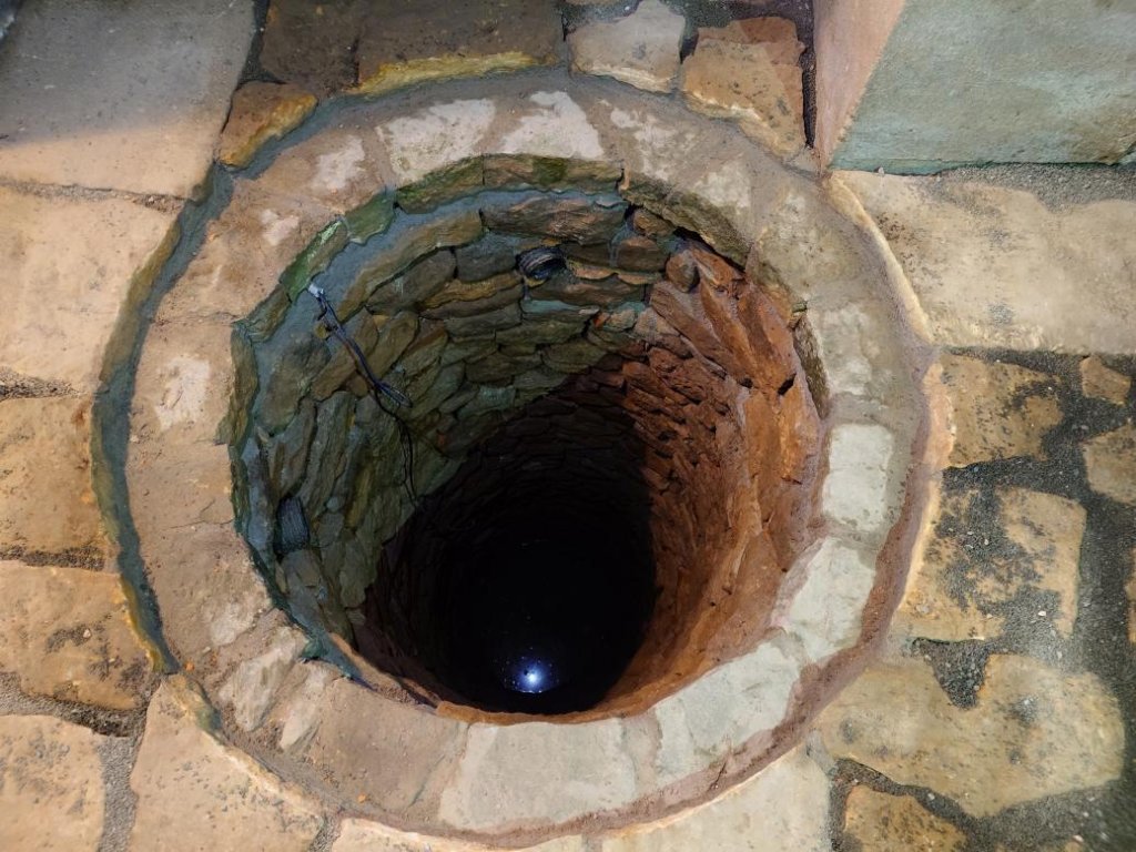 Poklad pod podlahou: Ve Dvoře Králové našli při opravách mince z dob Karla IV. a studnu