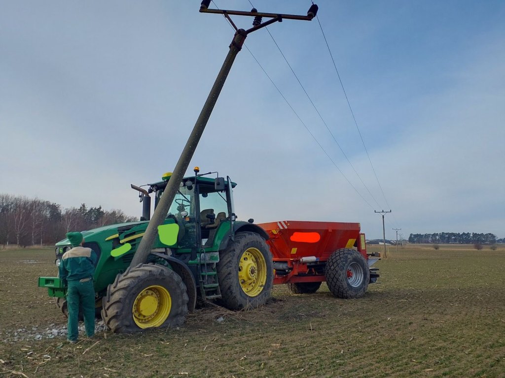 Neobvyklá nehoda v Pohránově: Traktor na prázdném poli narazil do sloupu vysokého napětí