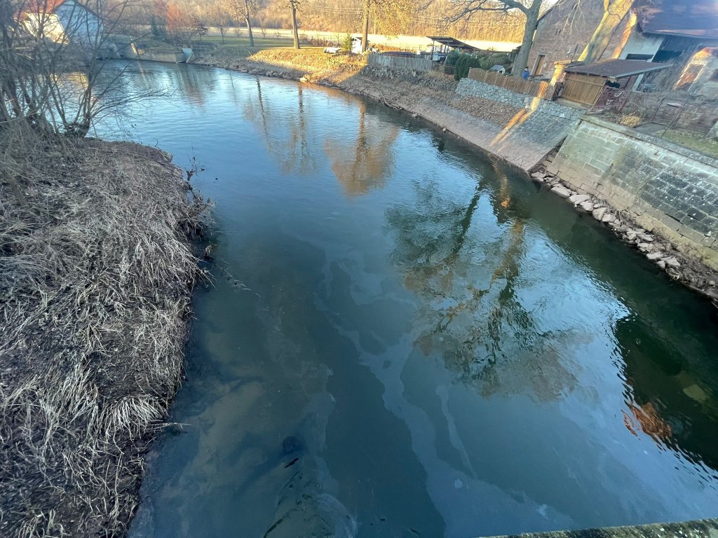 Na Labi u Jaroměře zasahovali hasiči kvůli úniku neznámé látky, hladinu přehradili nornou stěnou
