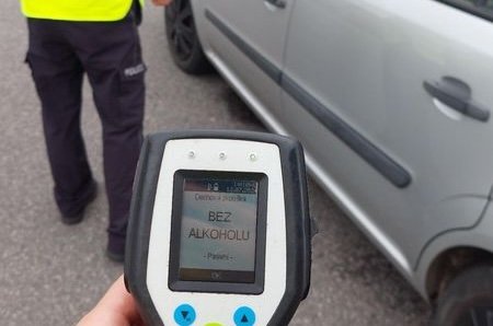 Velikonoce na silnicích: Královéhradecká policie zintenzivní kontroly, cílí na alkohol a nepozornost