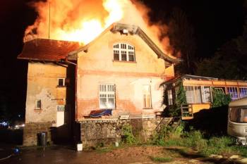 Obrazem: Shořela vila v kempu