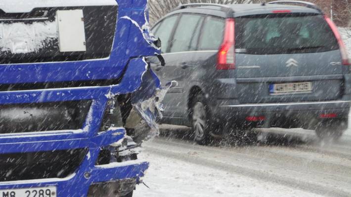 V Záměli se srazily dva kamiony