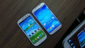 Pro srovnání velikostí - Galaxy S III (vlevo) a Galaxy S4