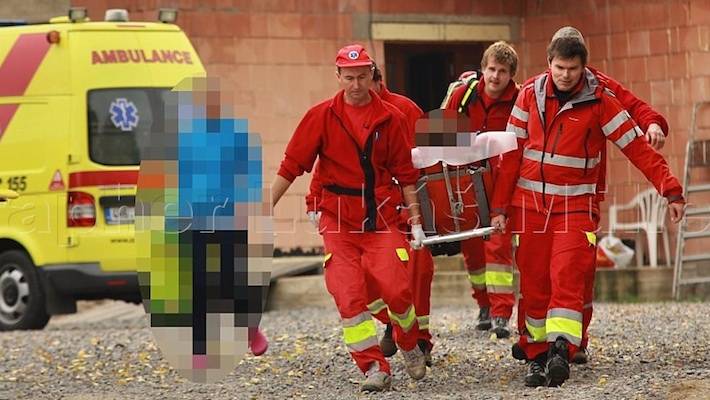 Vrtulník zasahoval u popáleného muže