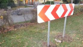 Ke zvýraznění směrového oblouku silnice II/318 před budovou školy byla provizorně umístěna dopravní značka Z3