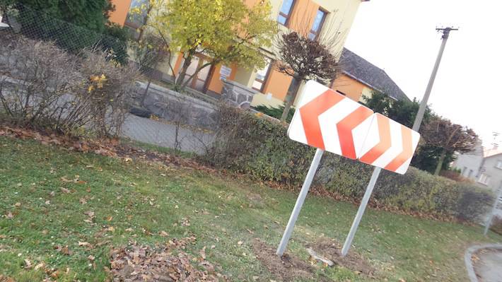 Značky před základní školou jsou dočasné opatření, mechanická zábrana bude ale nadstandardním řešením