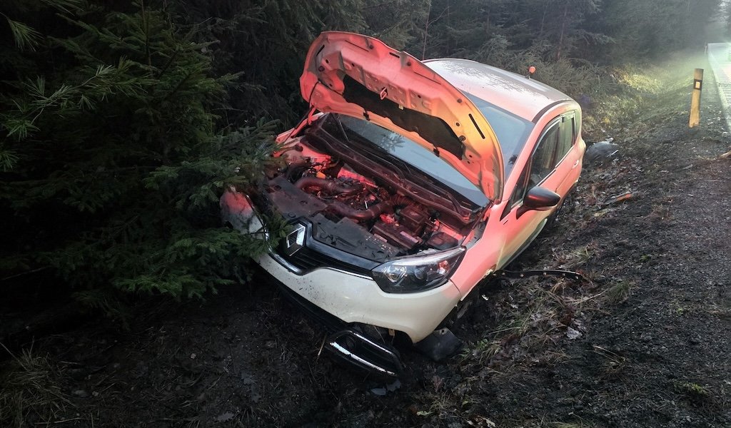 Nehoda v lesním úseku: Renault skončil v příkopu, řidič vyvázl bez zranění