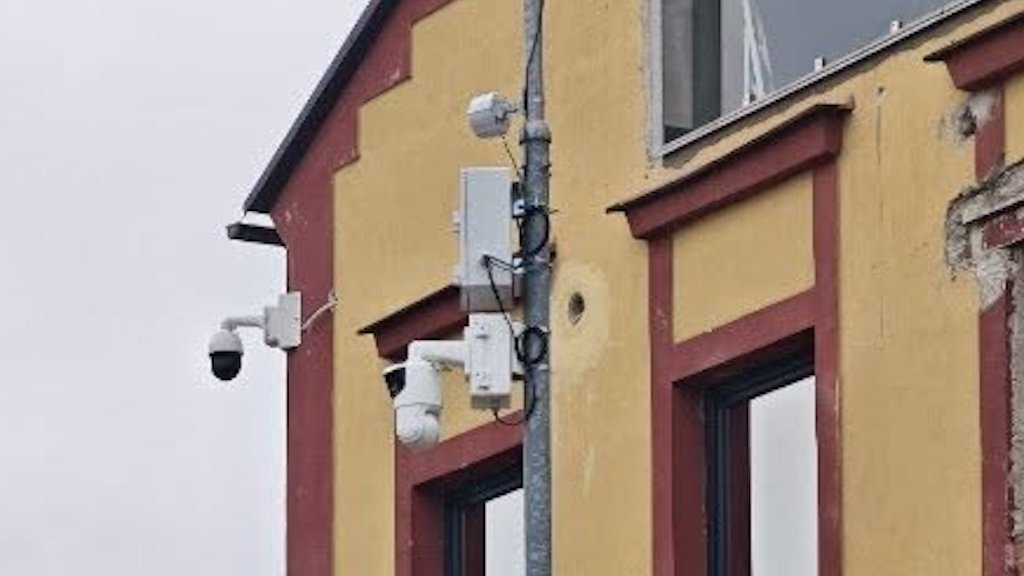 Bitky a rušení klidu: Problémovou ulici ve Dvoře Králové bude nově hlídat chytrá kamera