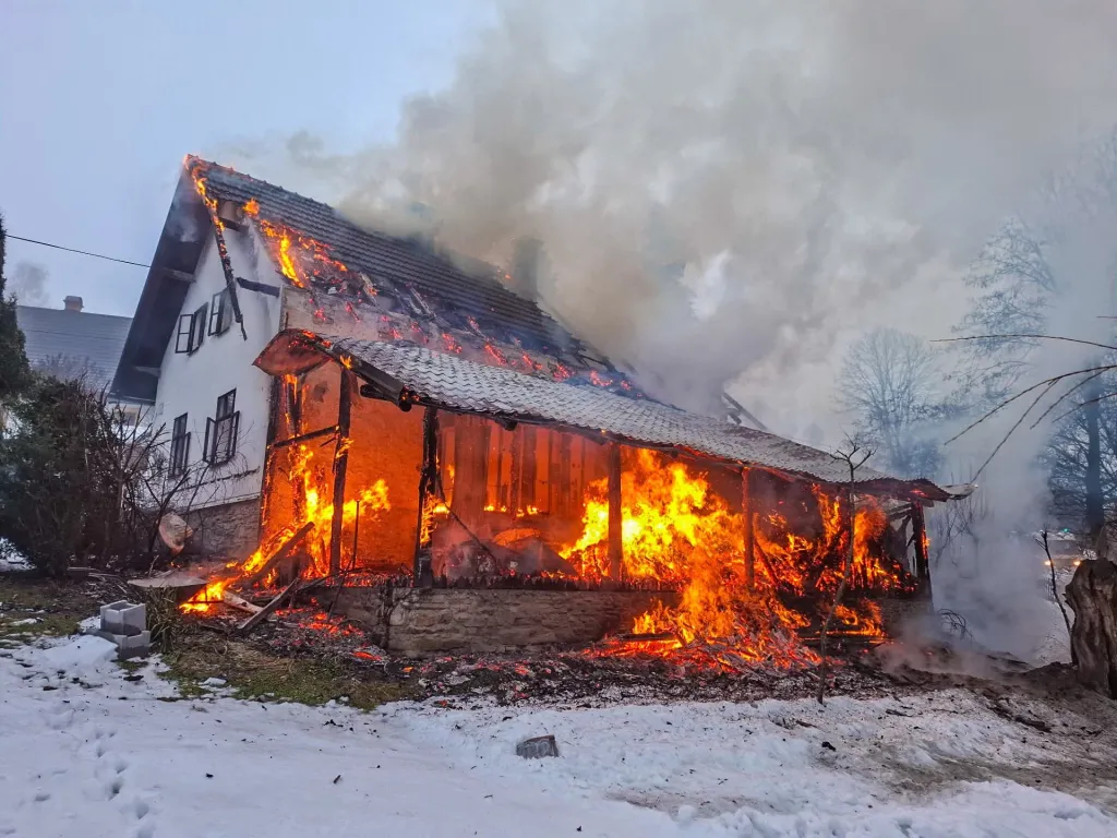 Plameny zachvátily střechu rekreační chaty, škoda přesáhne milion. Zasahují jednotky ze dvou krajů