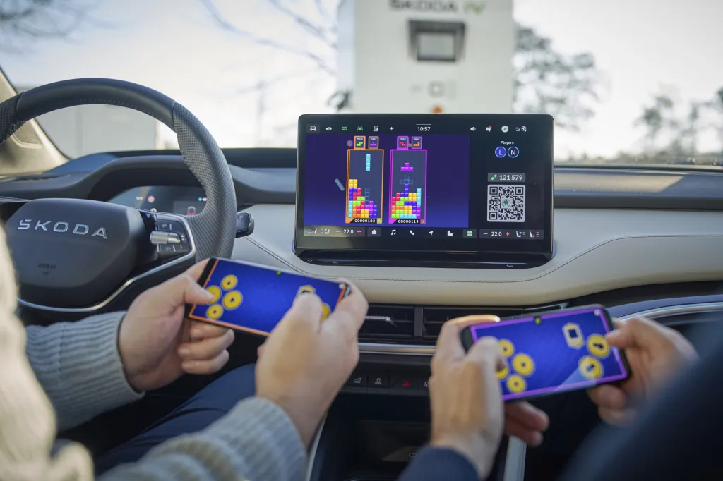 Nuda na nabíječce? Už nikdy. Ze Škody Enyaq a Elroq je teď pojízdná herní konzole i kino