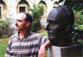 … a u busty svého dědečka