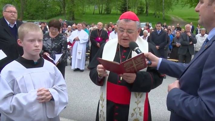 Kardinál Dominik Duka požehnal kapličce v Sedloňově
