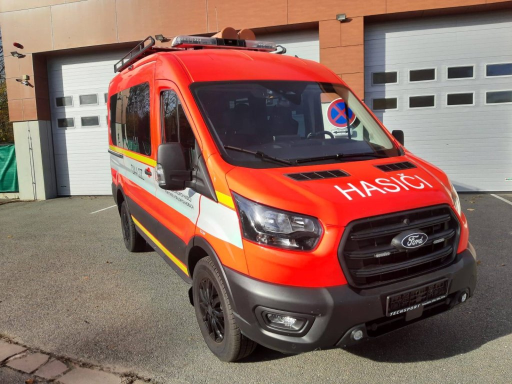 Dobrovolní hasiči převzali novou výjezdovou dodávku, pomohly dotace od státu i kraje