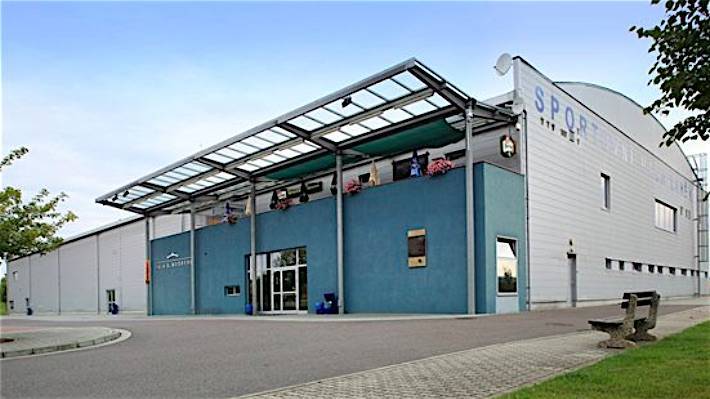 Za zvýšenou koncentrací oxidu uhelnatého na zimní stadionu zřejmě může zapůjčená rolba