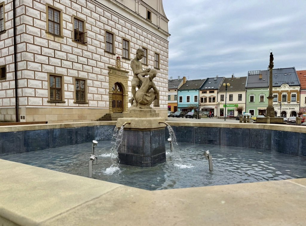 Kašna na náměstí J. M. Marků znovu ožívá po desítkách let