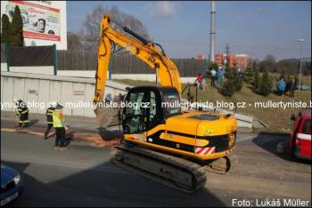 Bagr sjel při přepravě z valníku, nikoho nezranil.