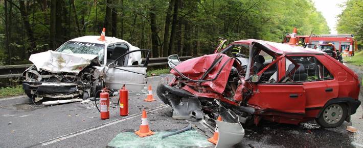 Hasiči museli vyprošťovat zraněné řidiče po čelní srážce