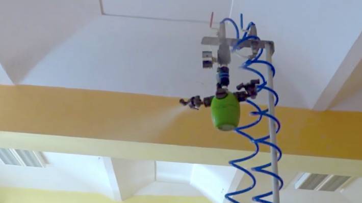 Stroj na suchou mlhu pomáhá účinně dezinfikovat prostory