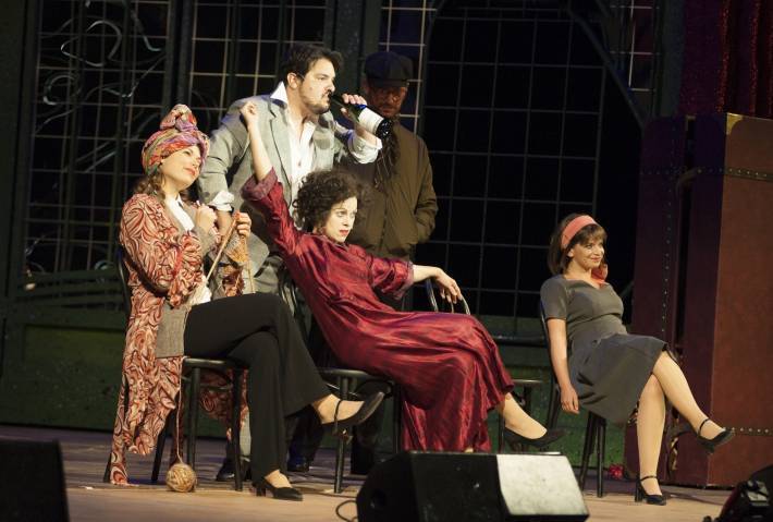 Zámeckou jízdárnou zněly legendární šansony, v hlavní roli Edith Piaf se představila Hana Holišová