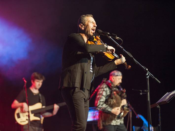 Divadlo vystřídala muzika, v zámecké jízdárně zahrál Čechomor s Martinou Pártlovou