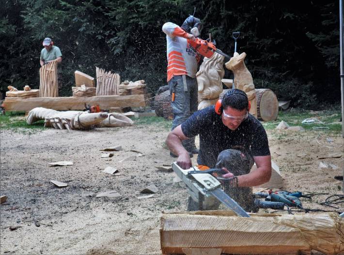 Řezbářské sympozium ve Skuhrově nad Bělou nabídne unikátní ukázky speed carvingu