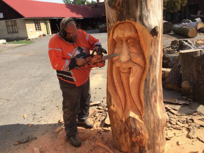 Nejlepší světoví řezbáři motorovou pilou míří o víkendu do Josefova