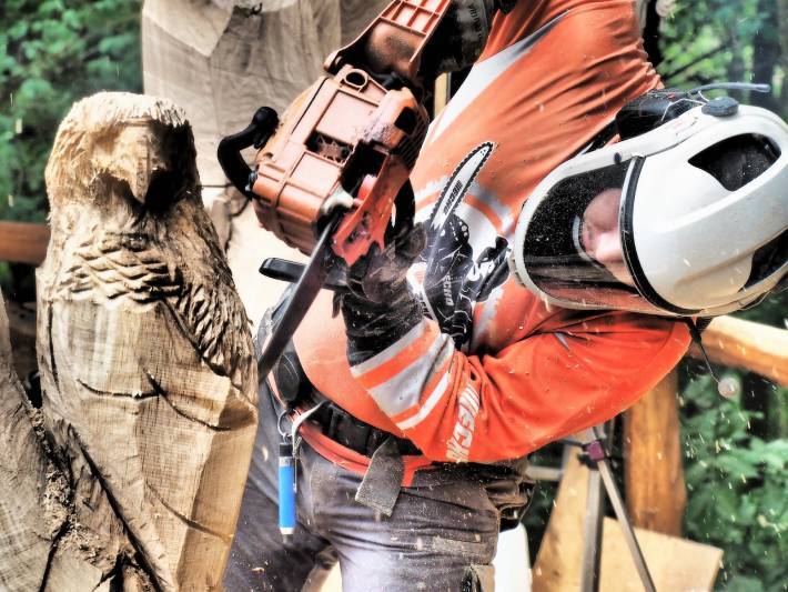 Blíží se tradiční oslava dřeva ve Skuhrově nad Bělou