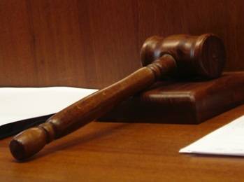 Událost, kdy dva muži propadli střechou, bude mít soudní dohru