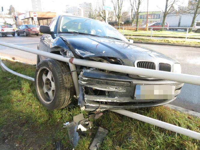 Řidič bavoráku bez řidičáku a technické ujížděl před policií. Po průjezdu křižovatky na červenou skončil v zábradlí