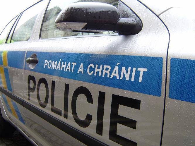 Vandal poškrábal sklo v oknech