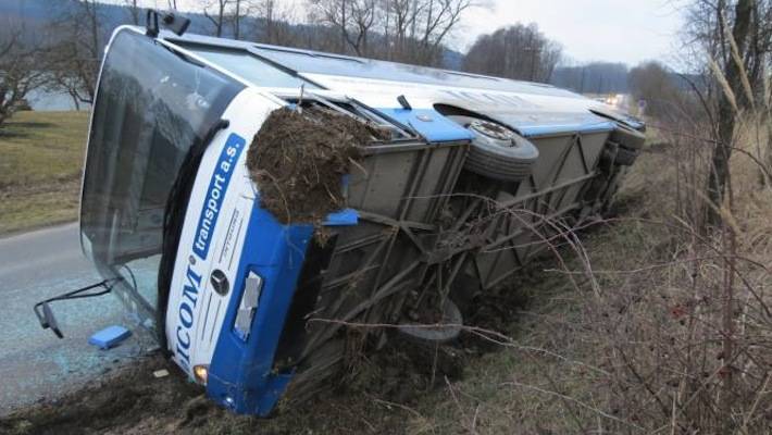 Unavený řidič zřejmě usnul a položil autobus do příkopu