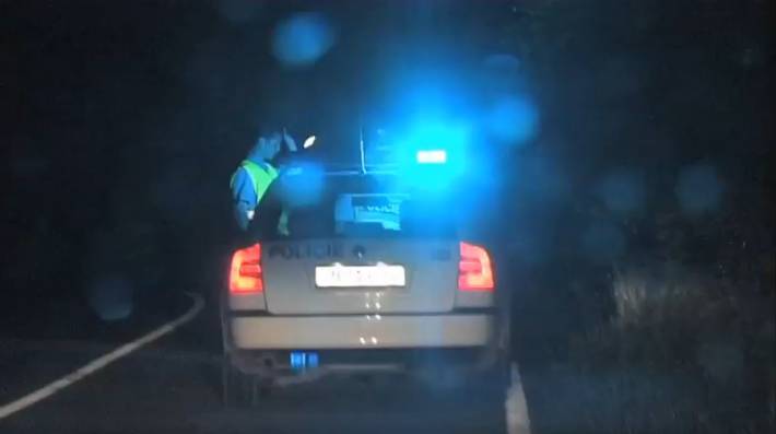 Popili, sedli za volant a vydali se do terénu