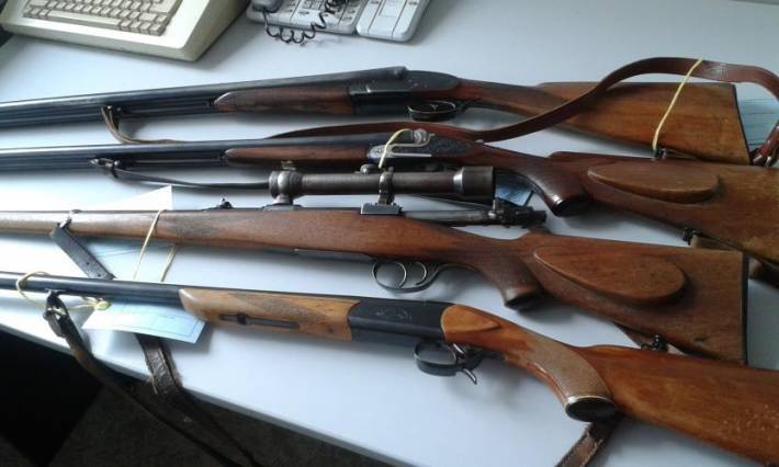 Bývalý myslivec měl na maželku mířit loveckou zbraní. Hrozí mu až tři roky