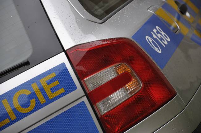 Zloděj vykradl kabinu kamionu, řidič byl přitom na druhé straně vozidla