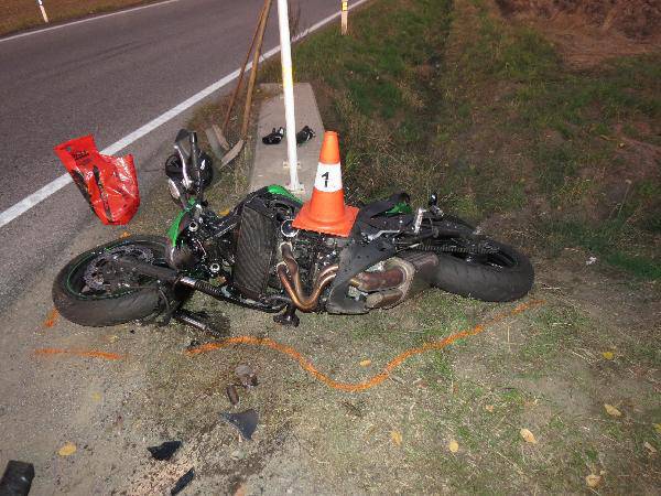 Nedal přednost motorce, motorkář skončil v nemocnici