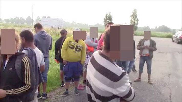 Hadánka: Kolik osob se vejde do dodávky? Tři, devět a nebo čtyřiatřicet?