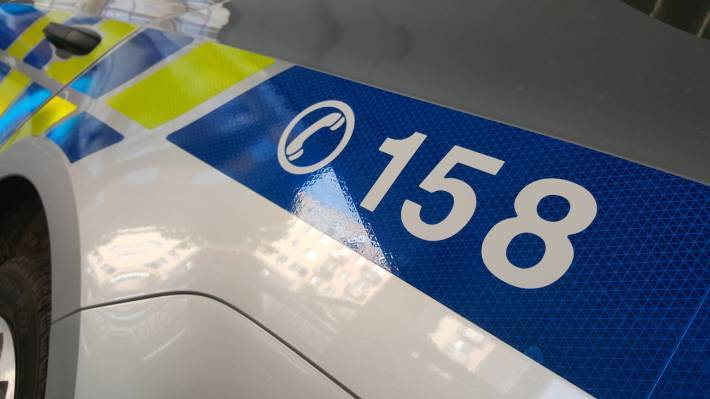 Muž v celostátním pátrání schoval pod bundu svítilnu. Při odchodu z obchodu si na něj posvítili policisté a putoval rovnou k soudu