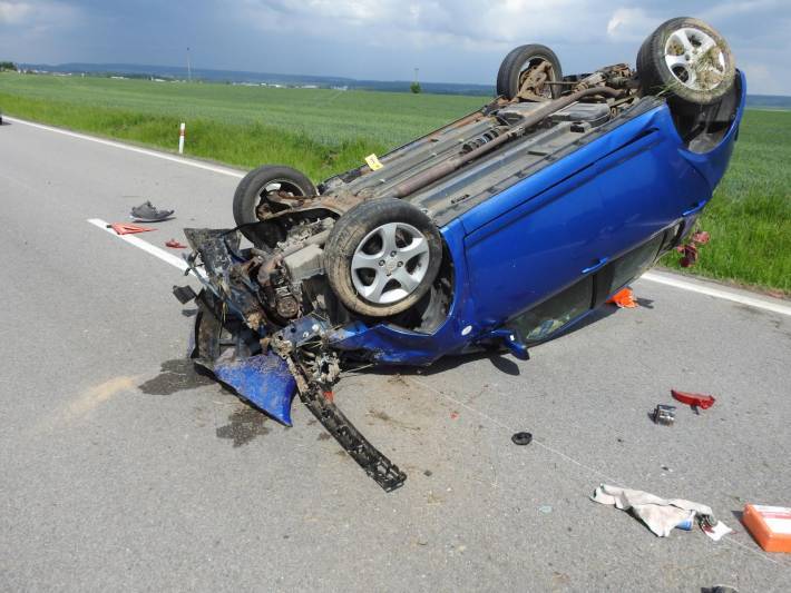 Stačil pouhý okamžik nepozornosti a auto skončilo převrácené na střeše