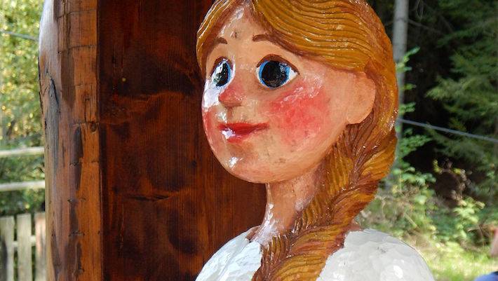 Ze dřeva vyřezávaná socha princezny Kačenky zmizela. Policisté hledají svědky